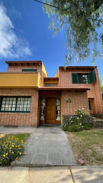 SE VENDE CASA EN BARRIO DALVIAN CIUDAD DE MENDOZA