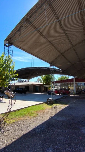Se vende terreno con tinglados en Maipú, Mendoza