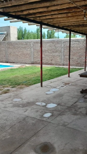 VENTA CASA+DEPTOS+PISCINA+QUINCHO EN LAVALLE