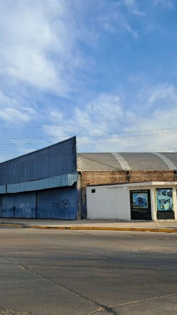 Terreno con galpón y local a la venta