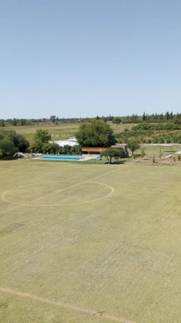 Finca con casa, quinchos, piletas. General Alvear.