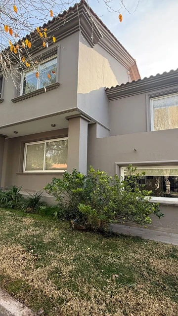 Venta casa categoría en B. Dalvian, Mendoza